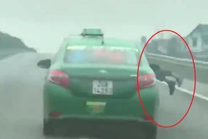 Đề nghị truy tố tài xế taxi hất cảnh sát lên xe tội giết người