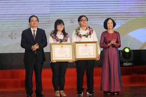 Trao huân chương Lao động hạng 3 cho học sinh đạt giải Olympic