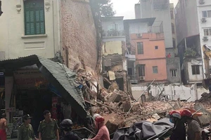 Sập tường nhà phố cổ Hà Nội, nhiều người hoảng hồn