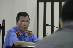 Vụ lùi xe trên cao tốc: VKS nói tài xế xe container có tội