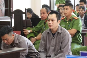 'Lùi xe trên cao tốc, giữ khoảng cách an toàn là không thể'