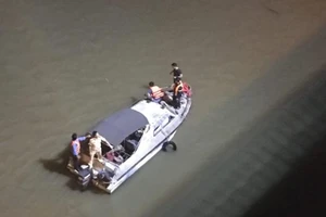 Xuyên đêm tìm kiếm ô tô lao khỏi cầu Chương Dương