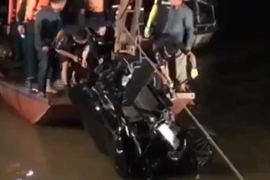 Có 2 thi thể trong chiếc Mercedes lao xuống cầu Chương Dương 