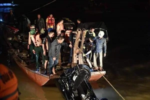 Vụ Mercedes lao xuống sông Hồng: Có giấy tờ lạ trong xe