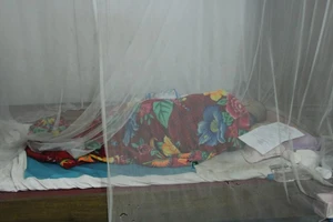 Bị cáo nhiễm HIV xâm hại bé gái không thể đến tòa vì yếu