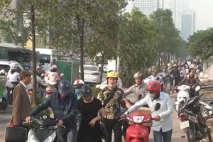 CSGT Hà Nội nói về hàng ngàn người dắt xe máy qua chốt