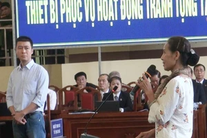 Dì ruột và mẹ nghẹn ngào khi nói về bị cáo Phan Sào Nam