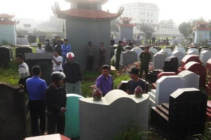 Công an điều tra hàng trăm ngôi mộ bị đập bể bát hương