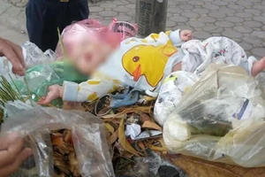 Bé trai 8 tháng tuổi bị 'bỏ quên' trên xe rác