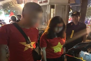 Đôi nam nữ mang cả 'kho' pháo ra đường