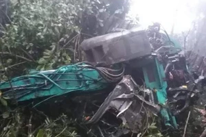 Xe tải chở theo máy xúc lao xuống vực sâu 100 m