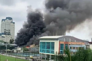 Cháy khủng khiếp gần trụ sở Liên đoàn Bóng đá Việt Nam