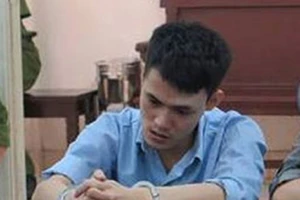 Bị cáo can tội giết người bất ngờ điên loạn tại pháp đình