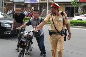 Nhiều phụ huynh không đội mũ bảo hiểm cho trẻ đã 'cãi' CSGT