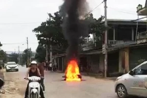 Gọi bạn mang xăng đến đốt xe sau va chạm trên đường