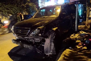 'Xe điên' Lexus đâm gục hàng chục xe máy, tông cả xe CSGT