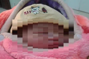 Bé trai sơ sinh còn nguyên dây rốn bị bỏ rơi trước cửa nhà dân
