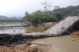 Thi công sai thiết kế, cây cầu từ thiện sập xuống suối