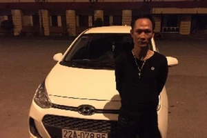 Đóng cửa ô tô, đổ heroin vào chai nước để phi tang