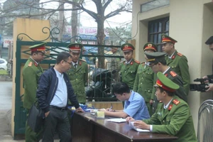 An ninh nghiêm ngặt tại phiên xử bác sĩ Hoàng Công Lương