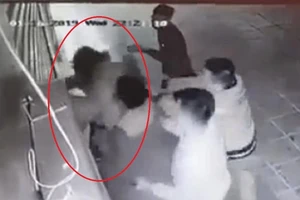 Cô gái trẻ bị 4 thanh niên trêu ghẹo, hành hung dã man