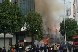 Quán cháo ếch cháy ngùn ngụt giữa phố