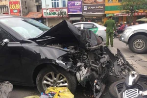 Ô tô Mazda mất lái tông hai xe máy chạy cùng chiều