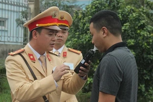 Cận cảnh kiểm tra nồng độ cồn và ma túy của CSGT trên cao tốc