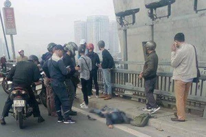 Xảy ra tai nạn với xe buýt trên cầu Nhật Tân 