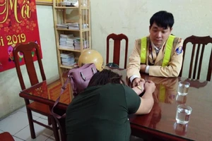 CSGT cứu người phụ nữ cầm kéo định nhảy cầu tự tử