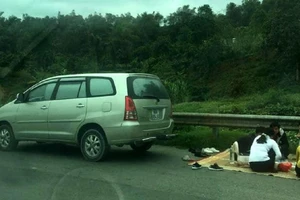 Dừng xe cao tốc, trải chiếu và mở nồi cơm điện ăn uống