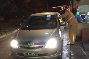 Tước bằng lái tài xế dừng xe cao tốc, mở nồi cơm ăn uống