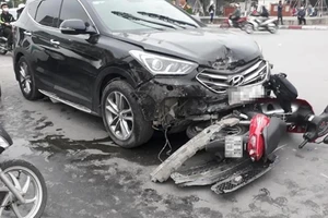 Bị CSGT tuýt còi, tài xế ô tô tông hàng loạt xe chờ đèn đỏ