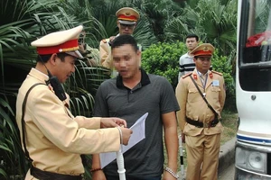 Nghiêm cấm công an đút tay túi quần khi làm nhiệm vụ