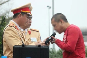 Có nên công khai nơi ở, cơ quan của người vi phạm giao thông?