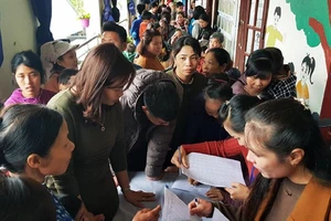 Phụ huynh xếp hàng đăng ký cho con xét nghiệm sán lợn tại trường mầm non Thanh Khương sáng 18/3. Ảnh minh họa. Nguồn: VNE