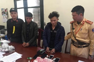 Mang theo ma túy, 2 thanh niên phóng xe máy lên cao tốc