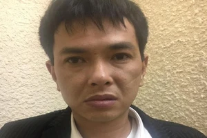 Khen thưởng vụ bắt kẻ nổ súng, cướp tiền ở chợ Long Biên