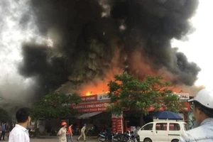 Hà Nội: Cháy lớn tại quán thịt chó, khói cao hàng trăm mét