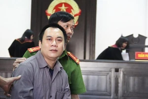 Vụ lùi xe trên cao tốc: Tạm giam tài xế container thêm 3 tháng