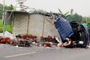 Người nhà gào khóc bên thi thể tài xế tử vong giữa đường