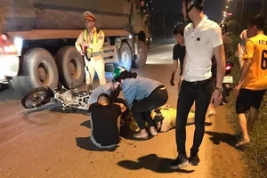 Thiếu tá CSGT bị tông ngã khi đang xử lý vi phạm