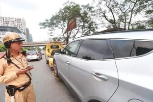 Tài xế ngủ quên khi chờ đèn đỏ, CSGT cẩu cả người và ô tô đi