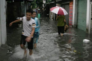 Kế nắng nóng, Hà Nội lại bì bõm sau cơn mưa lớn đầu mùa