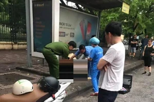 Sau đêm mưa lớn, 1 người lang thang tử vong tại trạm xe buýt