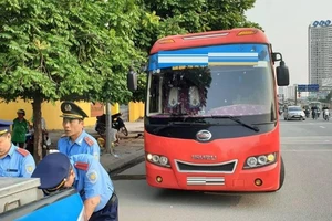 Hành khách tố cáo, xe 29 chỗ nhét 73 người bị bắt tại trận