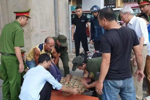 Công an dừng xe cấp cứu giữa đường, đưa chị ve chai nhập viện