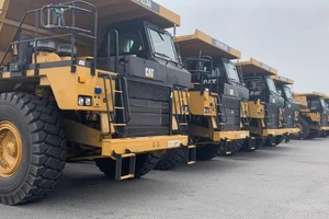 Đoàn xe siêu trường dùng giấy tờ giả chạy trên cao tốc