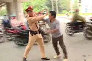 Đấm CSGT, đạp đổ xe chuyên dụng vì bị kiểm tra nồng độ cồn