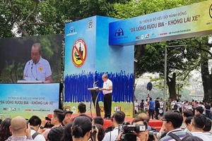 Phó Thủ tướng đi bộ, kêu gọi đã uống rượu bia thì không lái xe